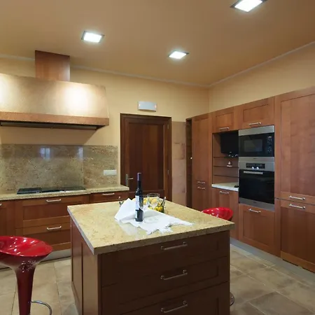 Luxurious 6-bedroom Just 10 Minutes From The וילה מנקור