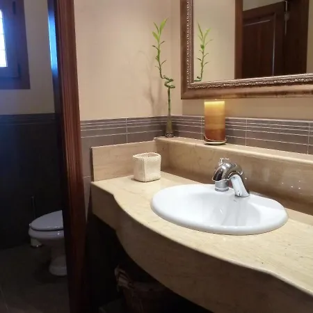 Luxurious 6-bedroom Just 10 Minutes From The וילה