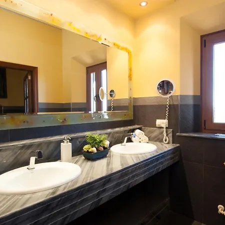 Luxurious 6-bedroom Just 10 Minutes From The