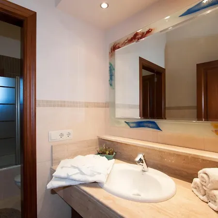 Luxurious 6-bedroom Just 10 Minutes From The *