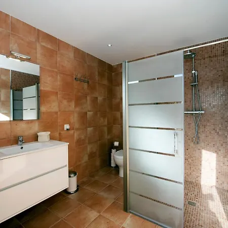 Luxurious 6-bedroom Just 10 Minutes From The וילה מנקור