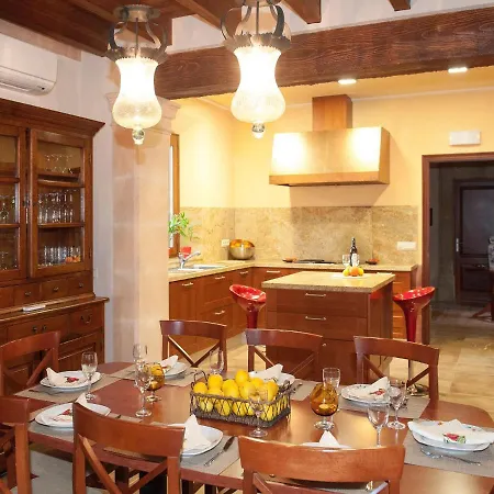 Luxurious 6-bedroom Just 10 Minutes From The וילה