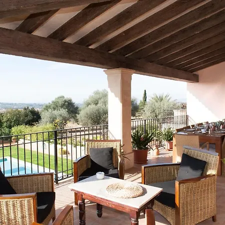 Luxurious 6-bedroom Just 10 Minutes From The *