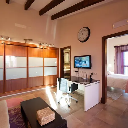Luxurious 6-bedroom Just 10 Minutes From The