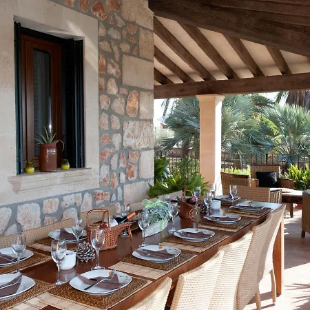 Luxurious 6-bedroom Just 10 Minutes From The Villa