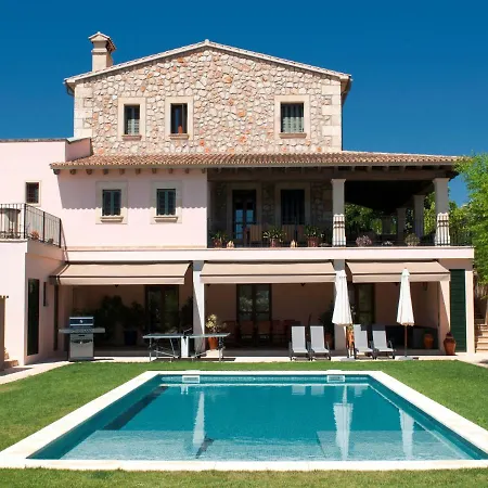 Villa Luxurious 6-bedroom Just 10 Minutes From The