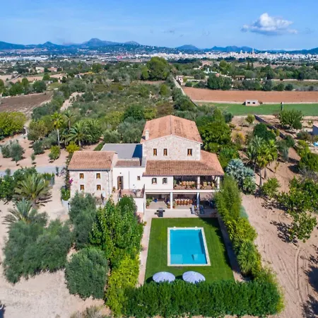 Luxurious 6-bedroom Just 10 Minutes From The Villa *