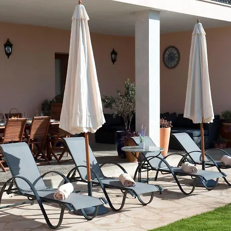 Luxurious 6-bedroom Just 10 Minutes From The Villa